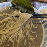 中華そば まる井 - 中太ストレート麺がスープに絡んで旨い