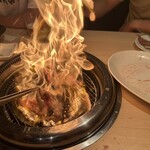 肉屋の本格焼肉 黒牛一期 - ファイヤー！サシが多いのでよく燃える w