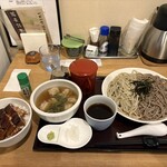 蕎麦 二天 - ざる二色(白、黒) 牛ホルモン と うなごはん(180g)
