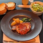 シュマッツ - SCHMATZ ＠日本橋高島屋 ランチ 麦富士豚のグリル 完熟トマトソース 税込1,199 パンを選んで