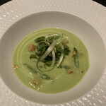 ガストロノミー ジョエル・ロブション - リコッタチーズを詰めたラヴィオリにアスパラガスのヴルーテを注いで