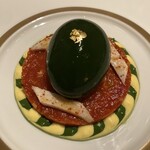 ガストロノミー ジョエル・ロブション - 緑のヴェールをまとった東京うこっけいの卵とマグロ中トロのコンフィをサラダニソワーズのイメージで