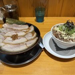 あなたの心を鷲掴み - 鷲掴みとんこつ(お肉たっぷりトッピング)+きざみチャーシュー丼