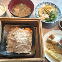 羅豚 ギンザ・グラッセ - 黒豚のせいろ蒸し御膳（＋ビュッフェ）¥1900