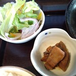 居酒屋 姫咲丸 - サラダと小鉢（魚の角煮）