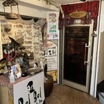 BolBol - 入り口にはイランぽい雑貨類てんこ盛り。