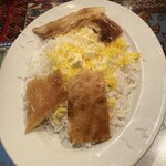 BolBol - ライス。黄色いのはバターのよう。上に乗ってるのは干し肉かと思ったが、パイ生地っぽい粉もん。