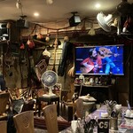 BolBol - お店の中央。楽器やら雑貨やら色々飾られる中に古風な扇風機が置かれていたりする。