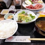 焼肉マルコウ 羽島店 - ご飯、味噌汁、漬物、小鉢、サラダ