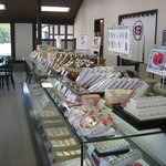 村岡総本舗 - 商品陳列棚
