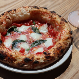 石窯で焼く、自慢のピッツァ