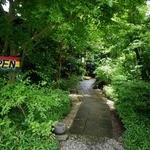 玄関へのアプローチや。OPENの看板の色合いにも意味があるんやで