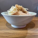 DOPEMEN NOPEMEN - 小ラーメン、ニンニク、アブラ、ヤサイのサイドビュー