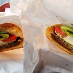 佐世保バーガー 仙台錦町店 - アボカドチーズバーガー(マヨ抜き)をハーフカットしてもらいシェア♡