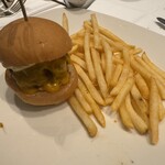 Morton's The Steakhouse - 子供用のハンバーガー(2個つき)