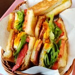 佐世保バーガー - 佐世保サンドもカットいただきシェア♡とってもボリューミーで半分は持ち帰りです✌️