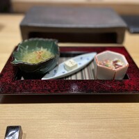 鮨 無垢/鮨 白銀 - 先付け(右の蛸が食感良く美味しい)