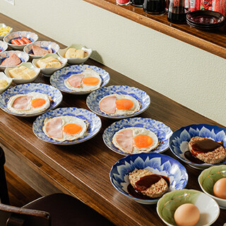 朝限定メニューから居酒屋料理、深夜に食べたい一品まで多彩