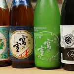 割烹 味とめ - お酒を並べた写真