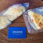 ブーランジェリー・フリアンド - 左からほうれん草とベーコンのチャバッタ、ドライトマトとベーコンのキッシュ