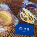 ブーランジェリー・フリアンド - 左からマスカルポーネのクリームパン、ピスタチオのエスカルゴ