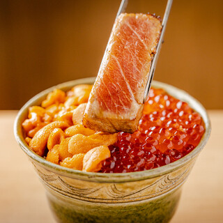 名物三色丼を満喫できる贅沢コースは初めての方におすすめ