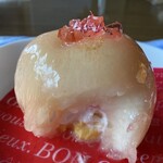 ヴォワ・ラクテ - 完熟桃ピーチ•ピーチ(白)の断面　桃が柔らかいため、フォークで綺麗にカット出来なかった。