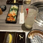 近江うし焼肉 にくTATSU 日本橋室町店 - (手前)レモネードとキムチとナムルの盛り合わせ。奥にジンジャーエール