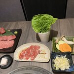 近江うし焼肉 にくTATSU 日本橋室町店 - 左から赤身盛り、タンカルビ(2枚焼いてます)サンチュ、野菜盛り、味付きネギ。このあとロースとカルビ、ハラミも注文。