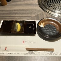 近江うし焼肉 にくTATSU 日本橋室町店 - タレは左からポン酢、レモン、焼肉のタレ(甘さ控えめ)