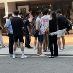 白銀亭 - 外待ちの若者たちは日本語が不自由な方々でした。