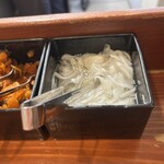 白銀亭 - 左側の福神漬けよりも玉ねぎの酢漬けをイチオシ❗️