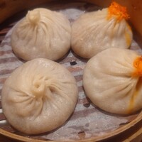 ジョーズ シャンハイ ニューヨーク 銀座店 - Joe's 特製 蟹肉入り小籠包＆豚肉小籠包（各２個ずつ）