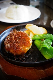 Kurikara - ハンバーグもなかなかのお味。焼き具合もちょうどよろしい