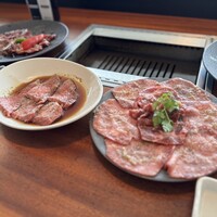 渋谷焼肉 KINTAN - 左:赤身モモ　右:30日熟成KINTAN