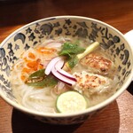 Hachihare - 鶏なんこつ団子とレモングラスの米麺