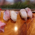 さとみ寿司 - マグロ、アジ、ヒラメ、コチ、鯛
