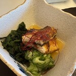 博多名代 吉塚うなぎ屋 - うざく (960円)うなぎが2カットも入っており、ボリュームのある単品 うなぎとともにいただくとさっぱりとしてとても合うのでいつも一緒にいただきます。