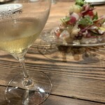 三本木商店 - 手前にナチュールワイン、奥にセビーチェ