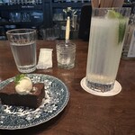 Cafe Tram - アブサンソニック1350円とガトーショコラ500円