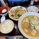 壱鵠堂 - 料理写真:2024秋〜2025春シーズン　比べるとご飯の盛りが少し多く、野菜盛りはキャベツともやしの比率も変わったかな