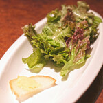 Restaurant Bar AMUSEMENT - チキンステーキ 1300円 のチーズとサラダ