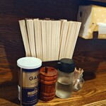 燦燦斗 - カウンターの奥行きを確保する、幅の広い箸入れ。割り箸が広がってとても取りやすいです