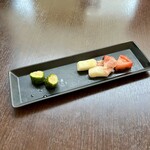 バルバルキッチンアメリ - ランチの前菜盛合せ
      胡瓜に真桑瓜にトマト。トマトに生ハムが付いてはいるがすべて野菜料理で、これならサラダとして提供された方がうれしいと思う。