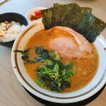 王道家直伝 との丸家 - ラーメン（900円）