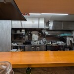 RAMEN MATSUI - 入口から3番目の席でした。この辺りで盛り付けをされてます。