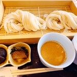 寛文五年堂 秋田店 - 左が生麺、右が乾麺