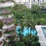 Shangri-La　Lobby Court - プールを望む