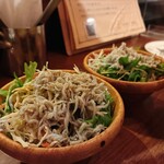 かしわビストロ バンバン - お通し(しらすのサラダ)
