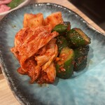 肉ホルモン処 萬 - キムチ盛り